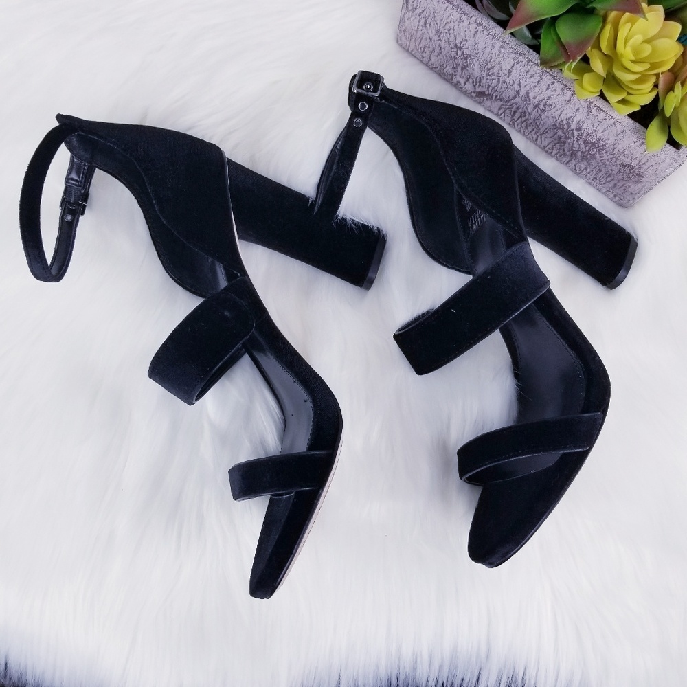 VINCE CAMUTO | Robeka Sandals
